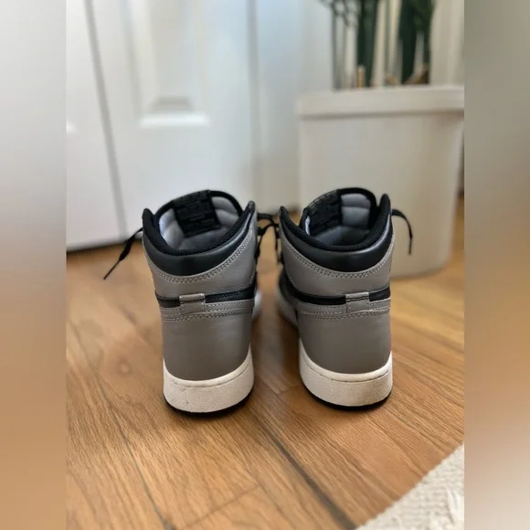 2018 Air Jordan 1 Retro OG ‘Shadow’ GS size 5.5 (wmn 7) - good condition